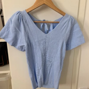 Ljusblå topp - Supersöt topp från ONLY som köptes i somras. Har använts ca 2-3 ggr och därför i nyskick. Storlek L men sitter även bra på mig som vanligtvis bär S-M 🙏
