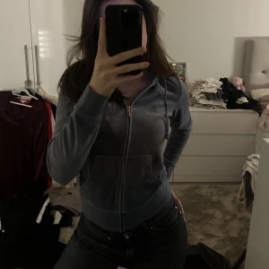 Juicy couture 💙 - En hoodie/kofta från juicy couture. Använd Max 3 gånger. Nyköpt för cirka 1000kr 