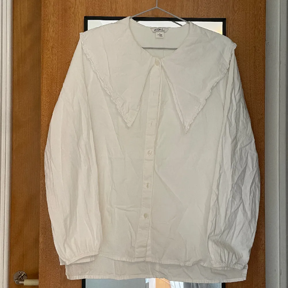 Säljer denna vita skjortan från monki!! I bra skick med en unik och gullig krage. I storlek S kostar 150kr. Skriv vid frågor eller fler bilder🤍. Skjortor.