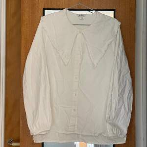 Säljer denna vita skjortan från monki!! I bra skick med en unik och gullig krage. I storlek S kostar 150kr. Skriv vid frågor eller fler bilder🤍