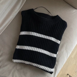 Randig stickad tröja - Randig stickad tröja, nyskick! Lite tunnare material, köpt på Lager 157.