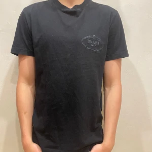 Prada T-shirt - Hej! Säljer nu min t-shirt från märket prada  i storlek L sitter som M/S. Tishan är i fint skick, tveka inte på att höra av dig om du har frågor eller funderingar kring Tishan! 