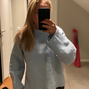 Stickad tröja  - Säljer denna stickade tröjan ifrån pieces! Perfekt nu till våren, använd sparsamt lite nopprig men inget man tänker på! 💖