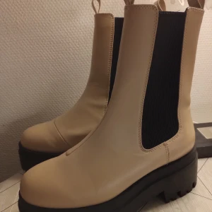 Beiga vinterboots  - Säljer mina beiga vinterboots som inte har kommit till användning. Helt nya och inga märken/slitage. Inte ens använda. Köparen står för frakten!