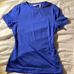 Snygg WEEKDAY t-shirt för halva priset av vad jag köpte den för, säljer pga att den inte kommer till användning längre och bara hänger i min garderob 