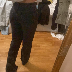 Zara jeans - Säljer mina midrise zara jeans som inte längre finns kvar på zara. Säljer de nu för att de är försmå för mig🤍pris kan diskuteras!!