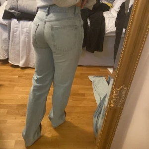 Mid Rise jeans - Säljer mina midrise jeans från zara som inte längre finns kvar. Har knappt använt dessa, vilket är synd för dom är väldigt fina.🤍pris kan diskuteras!!