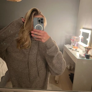 Stickad hoddie - Skit söt slutsåld stickad hoddie ifrån lindex❣️❣️ Aldig anvönd🙌🏻🙌🏻 Skulle säga att den passar XS-S