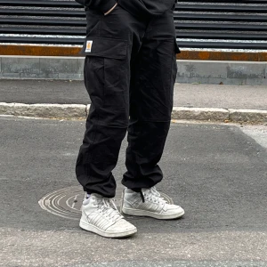 Carhartt WIP cargo pants - Snygga cargo pants från Carhartt. Nypris: ca 1500. Inget anmärkningsvärt förutom att de är lite skrynkliga vilket löses med en snabb strykning ✅PRIS EJ HUGGET I STEN 🪨 ⛏️❌