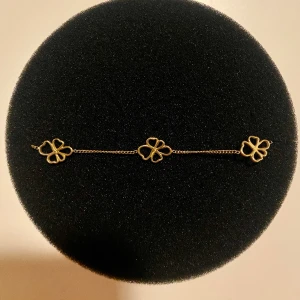 Super snyggt armband från Edblad! - Säljer detta guldiga armband från Edblad, då jag inte använder guldiga smycken längre😇 Super fint skick! Köptes för 399kr och säljer för 150kr