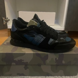 Valentino Rockrunner  - Sköna rockrunners i eftertraktad färg. Storlek 43 8/10 finns små tecken på användning. Byten är även intressant! Skriv för fler bilder.