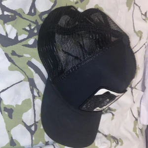 Keps  - Köpte denna svarta kepsen för ungefär 10 månader sedan. Har nästan aldrig använt och den är i mycket bra skick.