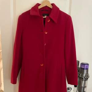 En röd kapp köpt på Inwear i storlek 36. Använd endast fåtal gånger och har utmärkt kvalitet