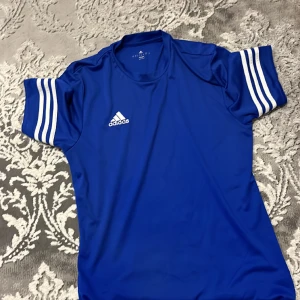 Träningströja Adidas - Blå adidas träningströja ny pris 250 mitt pris 60 skriv för fler frågor storlek m