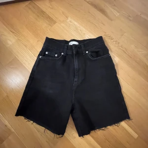 Jeansshorts  - Svarta jeansshorts från gina. Oanvända, storlek 32.