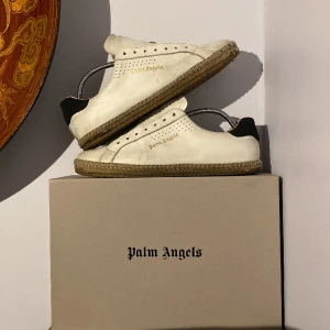 Palm Angels skor - Säljer ett par tvärsköna Palm Angels sneakers i storlek 44. Skorna är i ganska gott skick och sitter rätt i storleken. Allt OG inkluderas såklart i paketet. Tveka inte att skriva vid frågor!