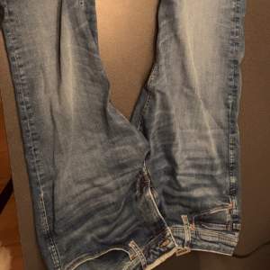 Tvär feta Jack and Jones jeans i mörkblå / Modellen heter Regular/ clark / nypris ca 600kr mitt pris - 159kr, pris är inte spikat / Skriv för fler bilder