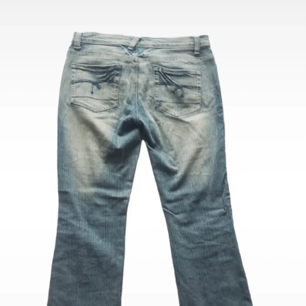 Så fina lågmidjade jeans ❤️ midjemått:39cm och inberben:80cm!!❤️ Kontakta vid frågor!😀. Jeans & Byxor.