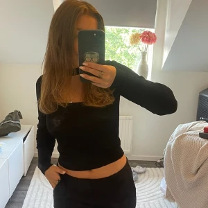 FestTopp🖤 - En stilren långarmad topp från zara 🤩 fint skick 🖤 nypris 259:-