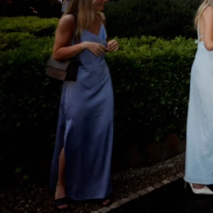 Långklänning Envii - Klänning från Envii som bara använts två gånger. Den är specialsydd hos sömmerska så vet ej storlek men skulle säga att den passar S/M. Är 1,68 cm, omkring 1,75 cm med klackarna på bilden. 