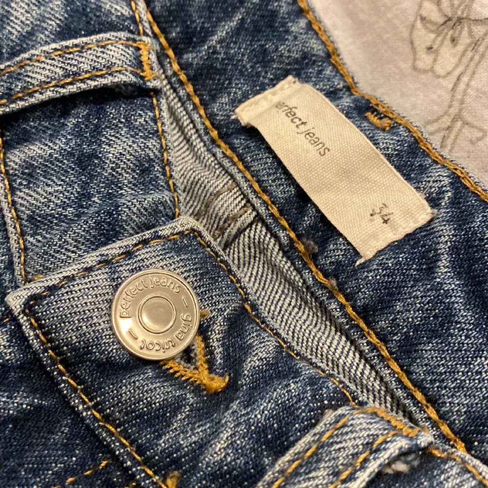 Säljer mina jeans från Gina tricot i modellen full length flare. Lite upptrampade längst ner vid hälarna men inget som är svårt att t.ex. klippa bort eller vika in. 200kr + frakt. Använd gärna köp nu, om du har frågor så är det bara att skriva 💕. Jeans & Byxor.