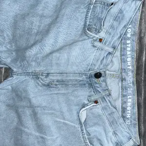 Säljer mina ljusblå lågmidjade raka jeans från Never Denim eftersom de inte passar längre. De är i väldigt fint skick💞 Midjemått: ca 35cm Innerbenslängd: ca 76cm