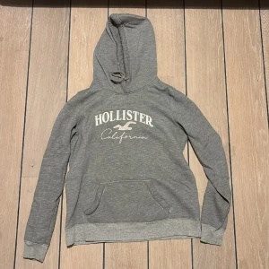 Hollister hoodie - Fin hoodie från Hollister i fint skick. Nypris 619kr.