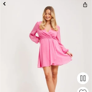 Klänning - Rosa chiffong klänning från Nelly, använd en gång, säljer p.g.a att jag inte använder den. Front detailed chiffon dress.