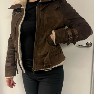 Jofama by Kenza biker jacka med fårskinnsfoder  - Superfin fodrad biker-jacka från Jofama, designad av Kenza   Använd endast ett fåtal gånger. Tyvärr lite för tight i storleken så kommer aldrig till användning.  Nypris 2500kr -2700kr