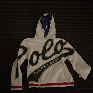 Ralph lauren hoodie  - Skick 9/10 inte använd många gånger, köparen står för frakten  Säljer för att den inte använts på länge