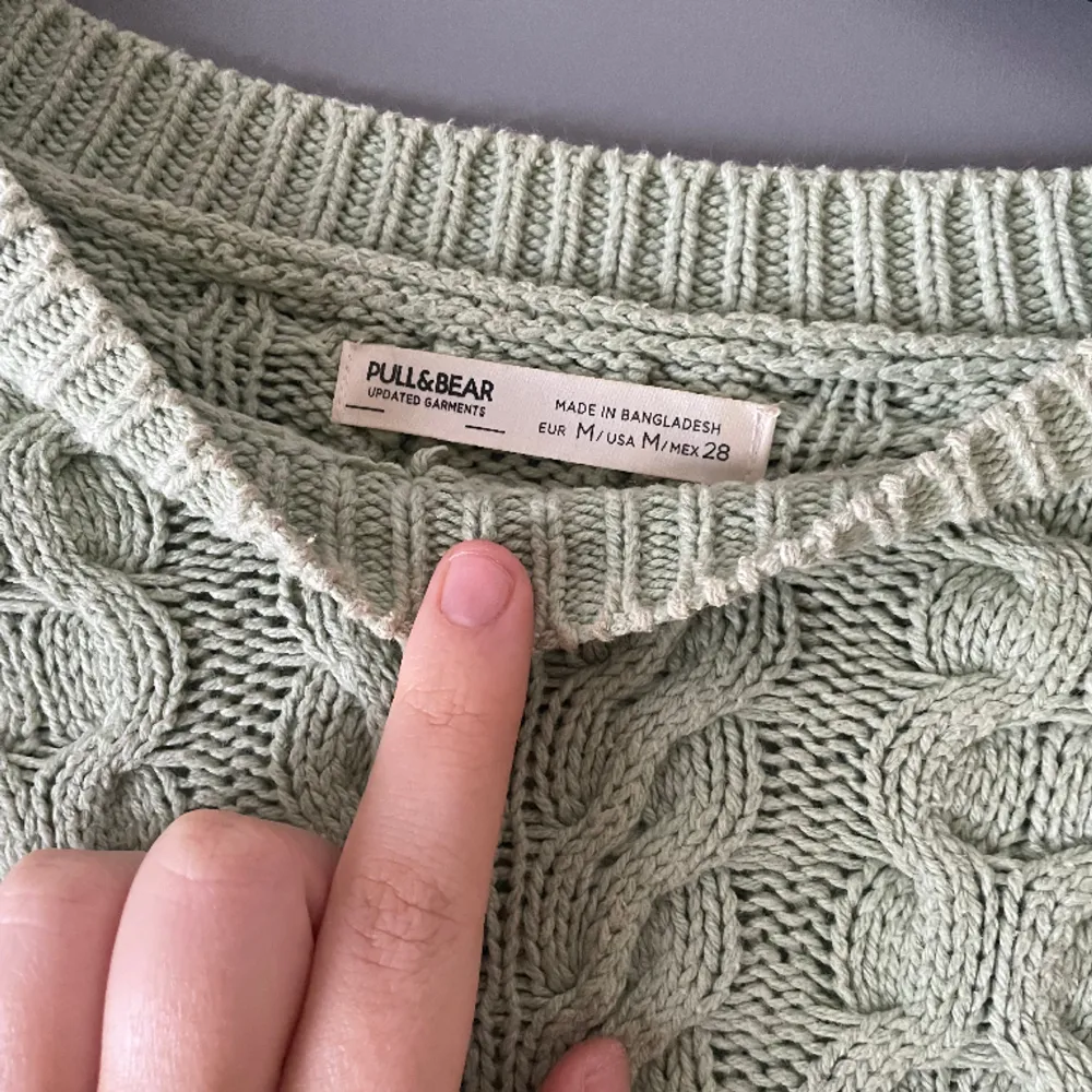 Grön kabelstickad tröja från pull and bear, i stl M o är lite mer åt det croppade hållet än oversize. Superfin färg o bra skick. Frakt är ej inräknat i priset 😊. Tröjor & Koftor.