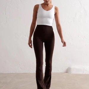 Aimn utsvänga - Säljer dessa utsvängda joga pants från Aimn i mörkbrun, xs. Så låna och stretchiga. Endast använda en gång, så som nya! Nypris är 800kr