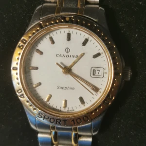 Candino sapphire Swiss Made  - Guldfärgad klocka  CANDINO SAPPHIRE klockan swiss Made  Klockan är i mycket bra skick och ser ny ut. Boetts 29mm