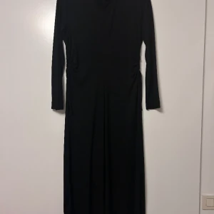 Klänning - Svart vadlång klänning med 2 öppningarna vid höfterna, ifrån mango. Storlek XXL. Andvänts sparsamt, i mycket fint skick!