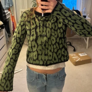 Stickad kofta - Jätte najs lite kortare stickad kofta i grönt leopardmönster!