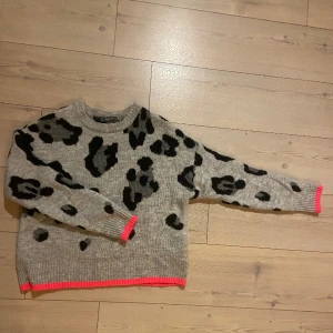 Stickad tröja - Cool tröja i bra skick✨