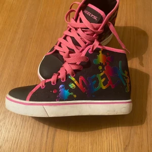 Heelys - Säljer mina Heelys🥰 de kom knappt till användning efter köpet. Köpte dem för 1000kr och säljer dem nu för 400kr inklusive frakt🌷😍