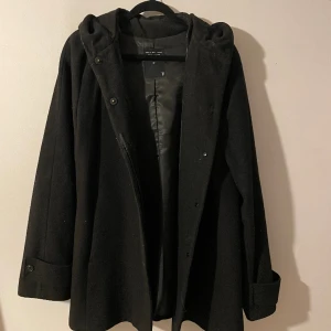 Svart kappa med luva - Supersnygg svart kappa med luva❤️ Säljer för den inte kommer till användning☺️