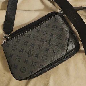 Väska - Väldigt fin kopia. Nästintill nyskick. Endast använd ett fåtal gånger