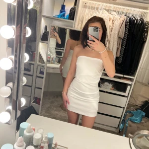 Kort vit klänning från Zara - Supersöt Zara klänning, endast använd en gång, lite för liten för mig därför säljer jag sen. Inga defekter. 