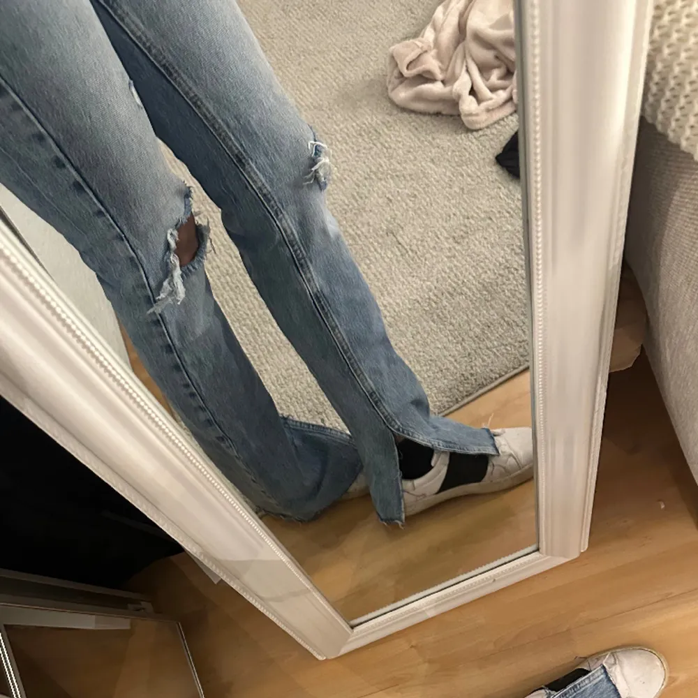 Nya jeans med slits och slitningar ifrån Zara. Storlek 32 men passar mig som vanligtvis har 32-34. Jeans & Byxor.