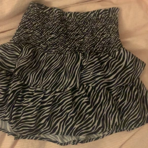 Volangkjol - Supersöt volangkjol i zebra mönster, nyskick 💗💗