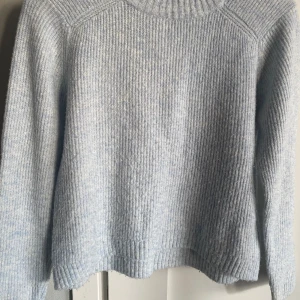 Ljusblå stickad tröja tjej strl 152 - Stickad tröja från Zara. Läcker ljusblå färg. Storlek 152. Rök- & djurfritt hem. 
