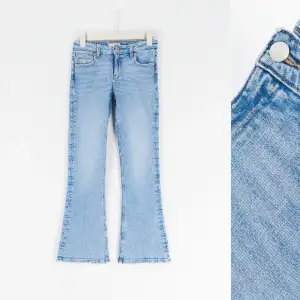 säljer ett par lågmidjade bootcut/flared jeans från Gina Tricot pga. är för små på mig 🤍 i nyskick, köptes för 300kr