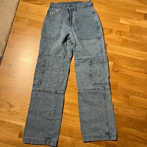 The ragged priest cargo pants - Endast andvänd 1 gång köpta för ca 70 brittisk pund (800-900kr) 