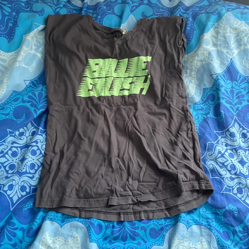 Skick: Jättebra, har bara använts några gånger. En T-shirt med Billie Eilish Tryck. Den är jättefin och är nästan i ny-skick.. T-shirts.