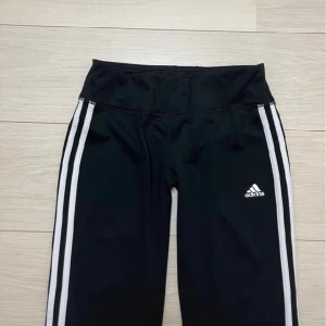 Lågmidjade adidas yoga byxor - Säljer dessa Lågmidjade adidas byxor då de var lite för korta på mig, köptes second hand🩷 midjemått 36cm innerbenslängd 98 cm