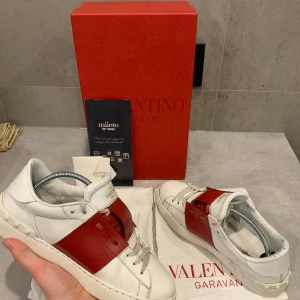 Valentino open  - Hej! Säljer nu mina Valentino open då jag har tröttnat på de. |Nypris 7900kr | mitt pris, 2499 | dustbag och låda medföljer | skick 7/10 | byte mot lanvin eller flycrew, kan va beredd att lägga pengar emellan | hör av er vid frågor eller funderingar.
