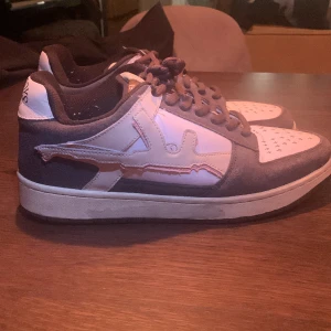 Lost Boys Mocha Skor - Lost Boys Mocha skor som jag köpte via deras hemsida 2021 när de först droppade. Använda en hel del och i hyfsat skick men används inte nu och därför säljer jag dom. Pris kan diskuteras!