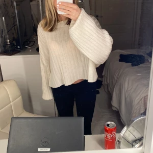 Stickad tröja - Säljer denna stickade tröja som är väl använd, därav priset❣️ 